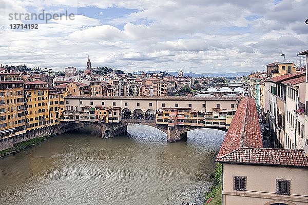 Blick auf den Fluss Arno und die Ponte Vecchio  Florenz  Italien.