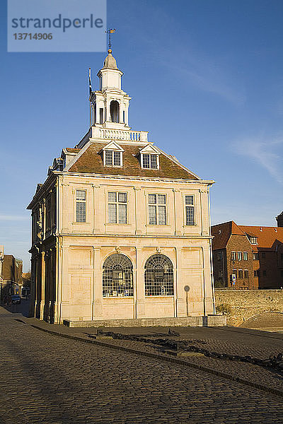 Gebäude des Custom House aus dem siebzehnten Jahrhundert in King´s Lynn  Norfolk  England