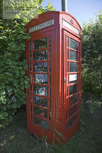 Alte rote Telefonzelle für Büchertausch  Suffolk  England