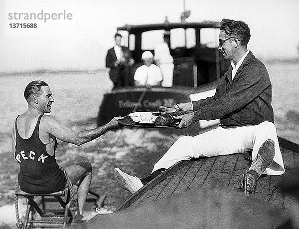 Long Beach  Kalifornien: 24. Oktober 1927. Elmer Peck  ´gefeierter Surfbrett-Experte ´ trainiert für einen Wettbewerb. Peck will einen Weltrekord im Non-Stop-Aquaplaning aufstellen und hofft  24 Stunden auf seinem Brett zu überleben  wobei er zu den Mahlzeiten von einem