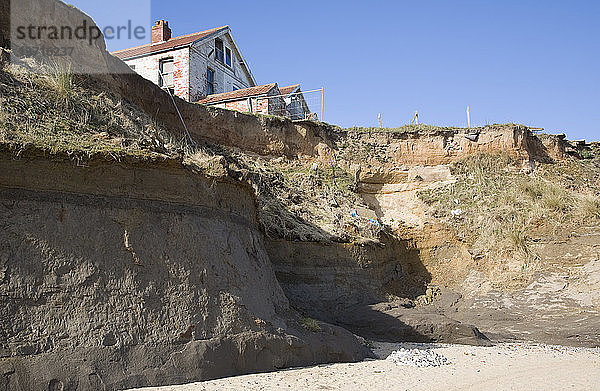 Von der Küstenerosion bedrohte Gebäude auf den Klippen  Happisburgh  Norfolk  England