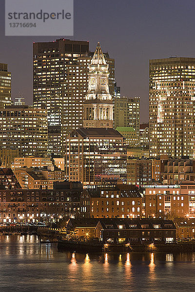 Beleuchtete Gebäude bei Nacht  Custom House Tower  Boston  Massachusetts  USA