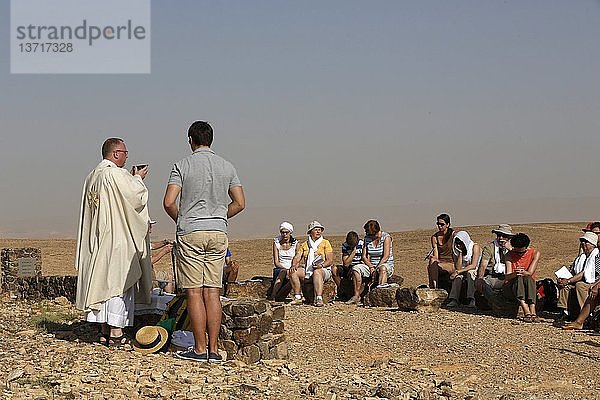 Pilgerfahrt im Heiligen Land  katholische Messe in der judäischen Wüste.