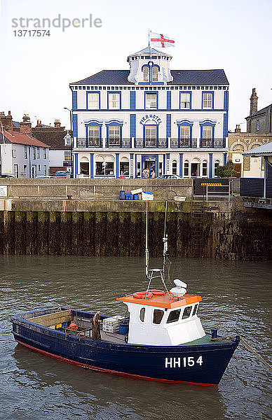 Fischerboot im Hafen mit Pier-Hotel  Harwich  Essex