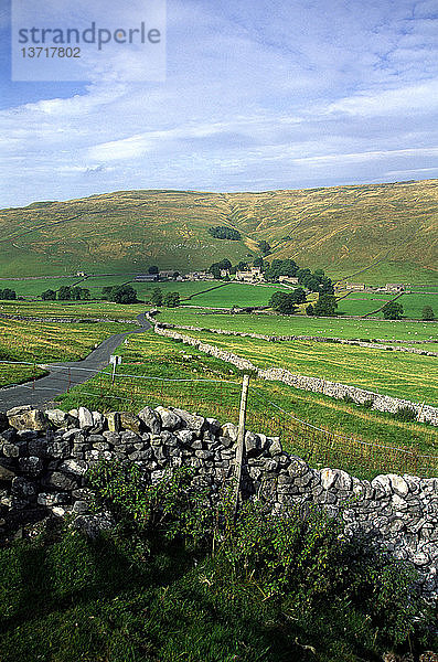Kalksteinlandschaft und landwirtschaftlicher Weiler Halton Gill Yorkshire Dales National Park England