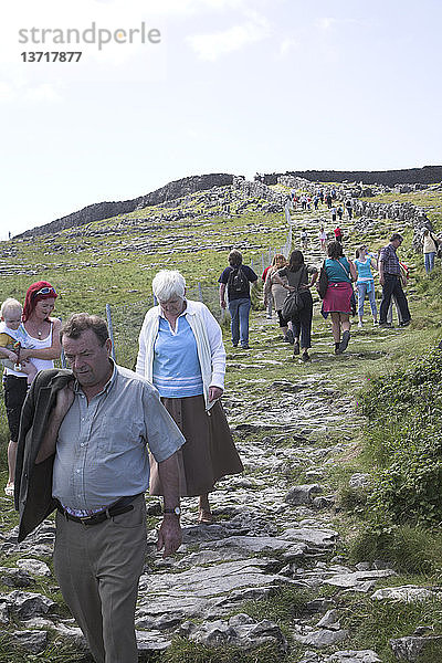 Touristen bei D´n Aengus Fort Inishmore  Aran-Inseln  Grafschaft Clare  Irland