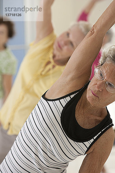 Gymnastikkurs für Senioren mit Stretching für Frauen