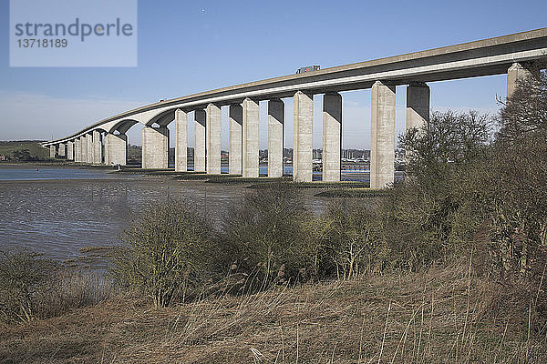 Orwell-Brücke vom Ostufer mit Blick nach Westen über das Watt bei Ebbe  Ipswich  Suffolk  England