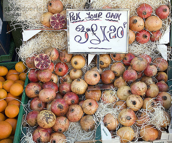 Granatäpfel zum Verkauf am Marktstand drei für ein Pfund zwanzig Pence