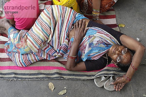 Liegender Pilger im Bahnhof von Hardwar während der Kumbh Mela  Haridwar  Indien.