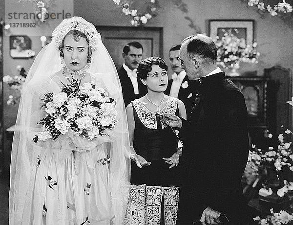 Hollywood  Kalifornien: ca. 1934 Eine am Altar wartende Braut in einer Szene aus einem Film mit Reverend Neal Dodd in seiner Rolle als Pfarrer.