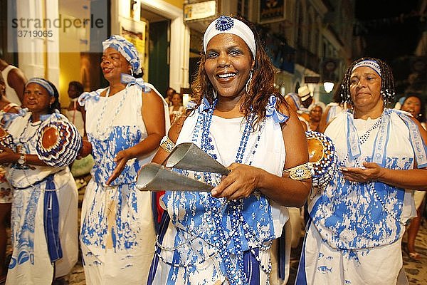 Straßenkarneval von Salvador in Pelourinho Marschkapelle der Töchter von Gandhy.