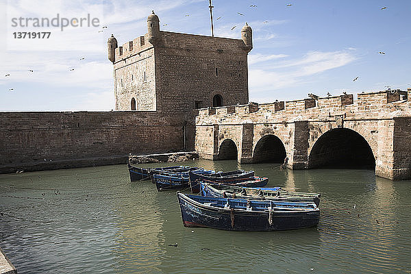 Festungsanlagen und Fischerboote von Port Skala  Essaouira  Marokko