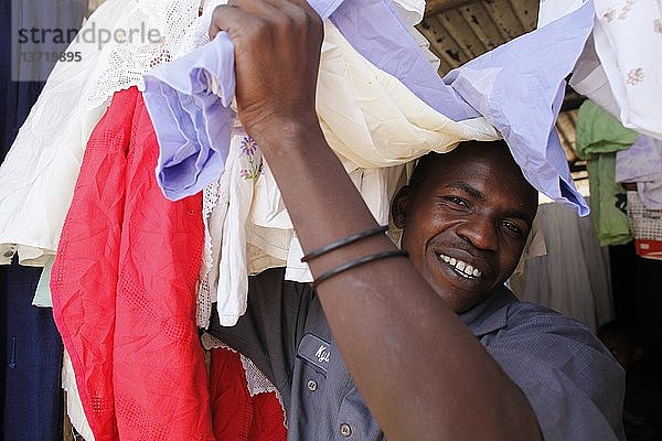 Paul Nzuki Mathuku  27  ein Stoffverkäufer auf dem Uhuru-Markt in Eastlands  bedient derzeit seinen zweiten Kredit von Opportunity microcredit (50.000 KS)  Kenia