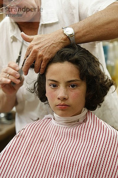 Teenager lässt sich die Haare schneiden  Vereinigte Staaten