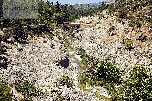 Vertikale Erosion eines Flusses durch ein Konglomeratbett  Rhodos  Griechenland