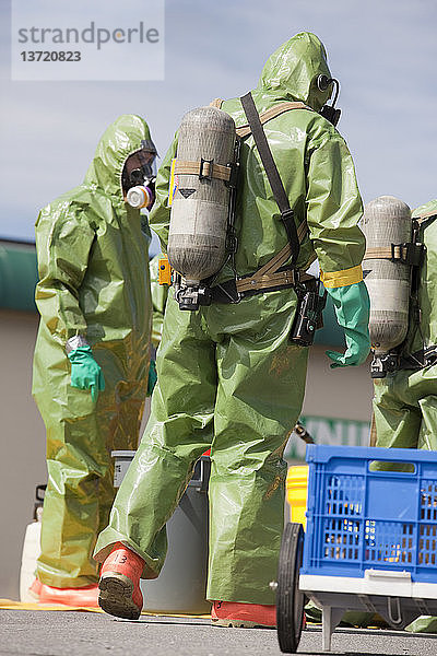 Rückansicht von HazMat-Feuerwehrleuten mit Atemluftflaschen