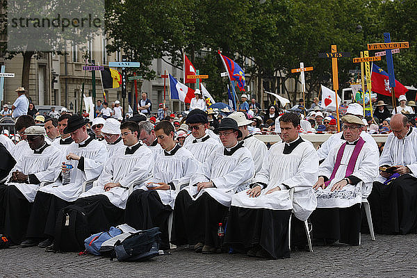 Messe auf der Place Vauban zum Abschluss einer von der Bruderschaft Saint-Pie X organisierten katholischen Wallfahrt der Traditionalisten