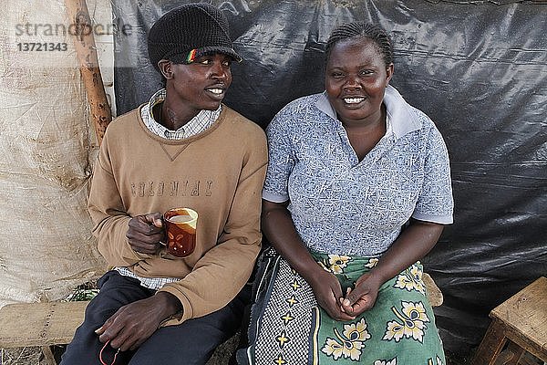 Mutter und Sohn in Kayole  Nairobi  Kenia.