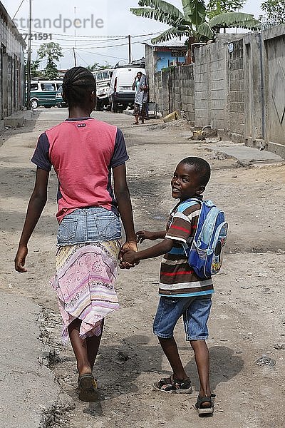 Afrikanischer Junge auf dem Weg zur Schule.