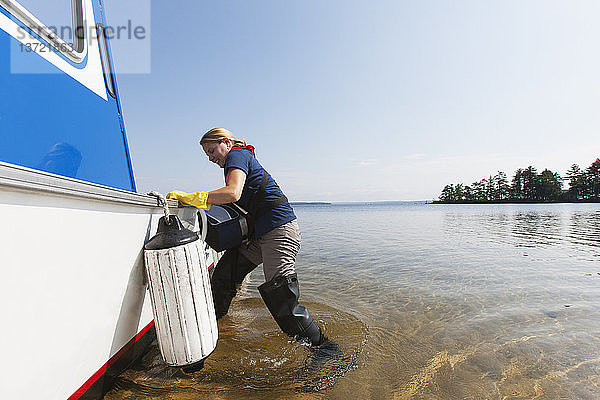 Ingenieur für öffentliche Arbeiten bereitet die Entnahme von Wasserproben aus dem Stausee vor