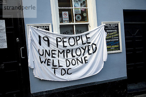 Protestbanner am geschlossenen Pub ´The Billy´ gegen den Tendring District Council Harwich  Essex