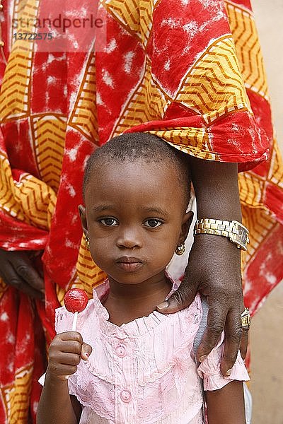 Mädchen mit Lollipop  Dakar  Senegal.