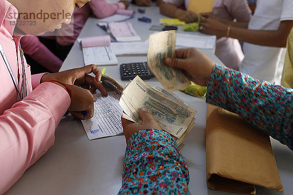Rückzahlung von Mikrokrediten in der Zweigstelle Pochentong von Chamroeun Microfinance