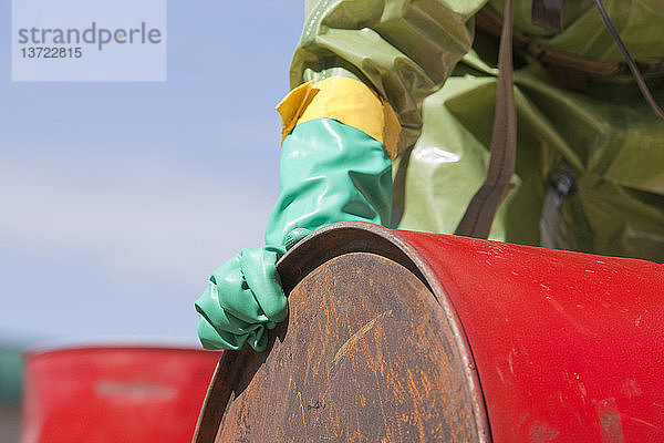 HazMat-Feuerwehrmann beim Transport eines Chemikalienfasses