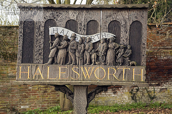 Geschnitztes Holzschild zur Geschichte von Halesworth  Suffolk  England
