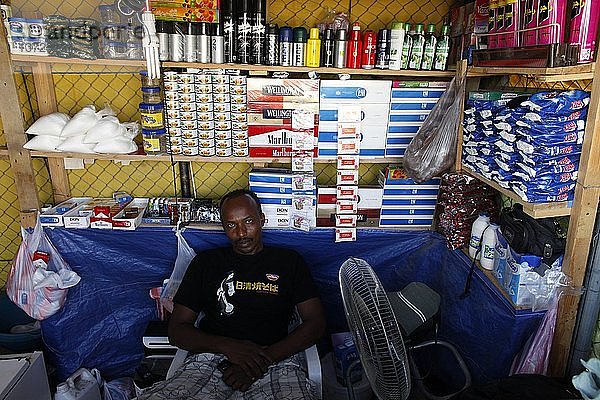 Ein Flüchtling betreibt einen Laden im Lager Choucha  Ras Jedir  Tunesien.