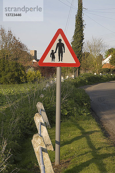Rotes dreieckiges Straßenverkehrsschild für Kinder und Erwachsene  das vor einem unbefestigten Weg warnt  Suffolk  Großbritannien
