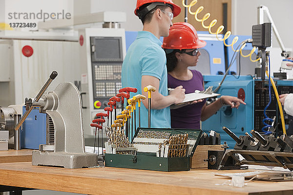 Ingenieurstudenten bei der Arbeit in einem CNC-Maschinenlabor