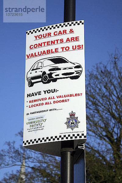 Polizeischild warnt vor Diebstahl aus Autos