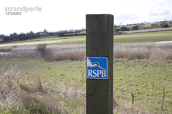 RSPB-Schild auf Holzpfosten Boyton marshes  Suffolk