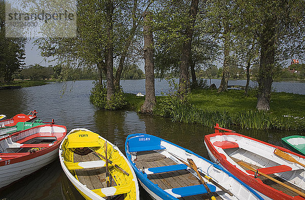 Bunte Ruderboote auf dem Meare bei Thorpeness  Suffolk  England