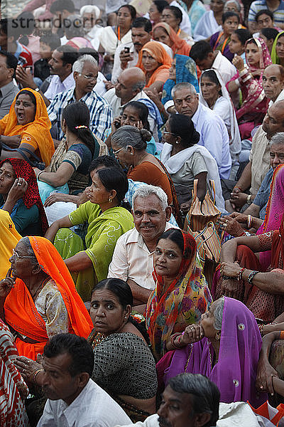 Eine Menschenmenge wartet auf die Aarthy-Zeremonie am Har-ki-Pauri Ghat in Haridwar