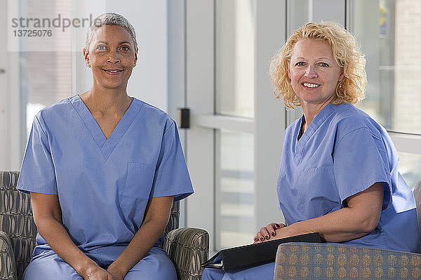Porträt von zwei lächelnden Krankenschwestern