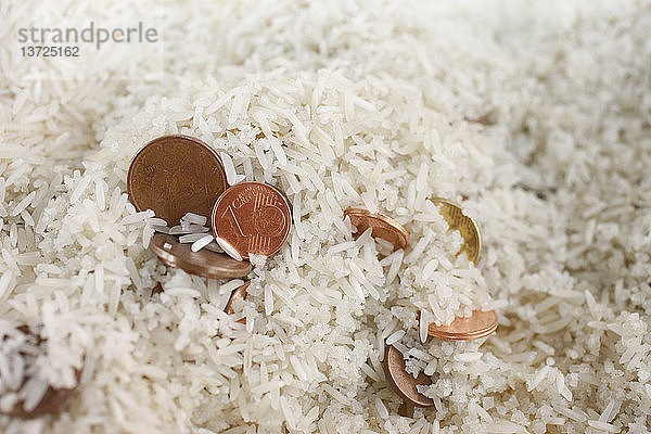 Buddhistische Opfergabe aus Reis und Münzen
