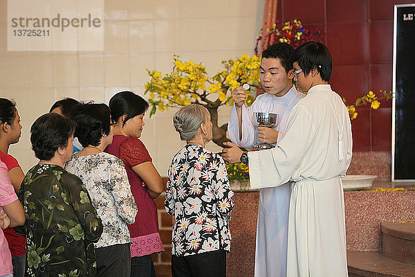 Katholische Messe in einer vietnamesischen Kirche.