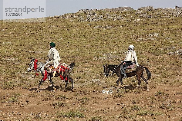 Äthiopische Bauern reiten auf einem Pferd und einem Maultier.