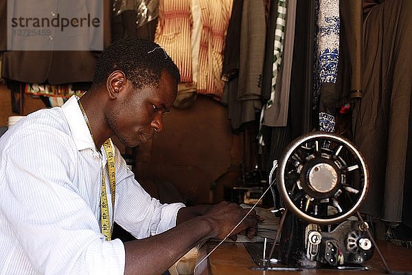 Allan Oduru eröffnete sein Geschäft mit einem Kredit von 25.000 KS von Opportunity microfinance  Kenia