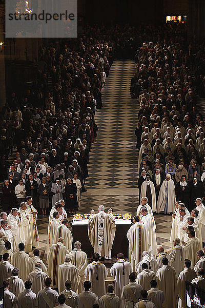 Feier der Osterwoche (Chrisam-Messe) in der Kathedrale Notre Dame. Eucharistie.