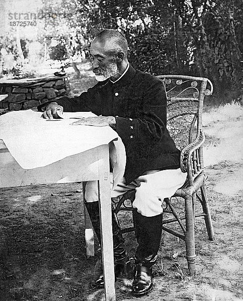 Port Arthur  Mandschurei: 13. September 1904: Der japanische General Nogi Maresuke studiert in seinem Hauptquartier während des Russisch-Japanischen Krieges seine Belagerungskarte.