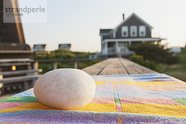 Nahaufnahme eines Steins auf einem Strandtuch in einem Sommer-Strandhaus  Block Island  Rhode Island  USA