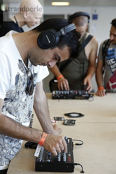 Sonar-Festival  Barcelona  DJs beim Ausprobieren.