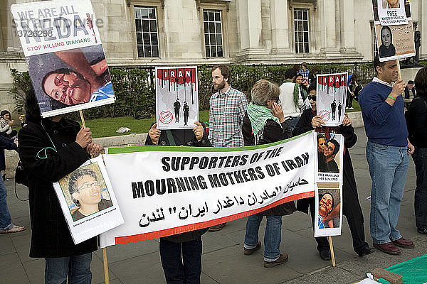Marsch zum 1. Mai und Kundgebung am Trafalgar Square  1. Mai 2010 Schweigende Demonstranten gegen das Regime im Iran