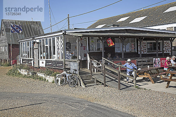 Cafe in dem kleinen Fischer- und Seglerdorf Felixstowe Ferry an der Mündung des Flusses Deben  Suffolk  England