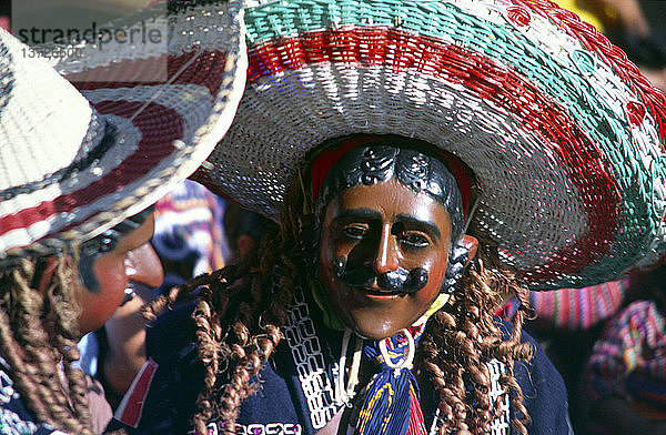 Solola-Fest  Guatemala  Mittelamerika Tänzer tragen Masken der spanischen Kolonisatoren