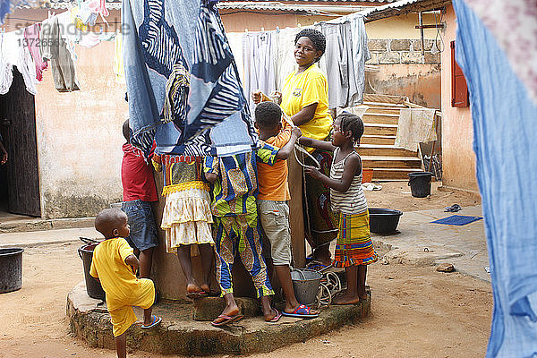 Familie nutzt einen Brunnen in Togo